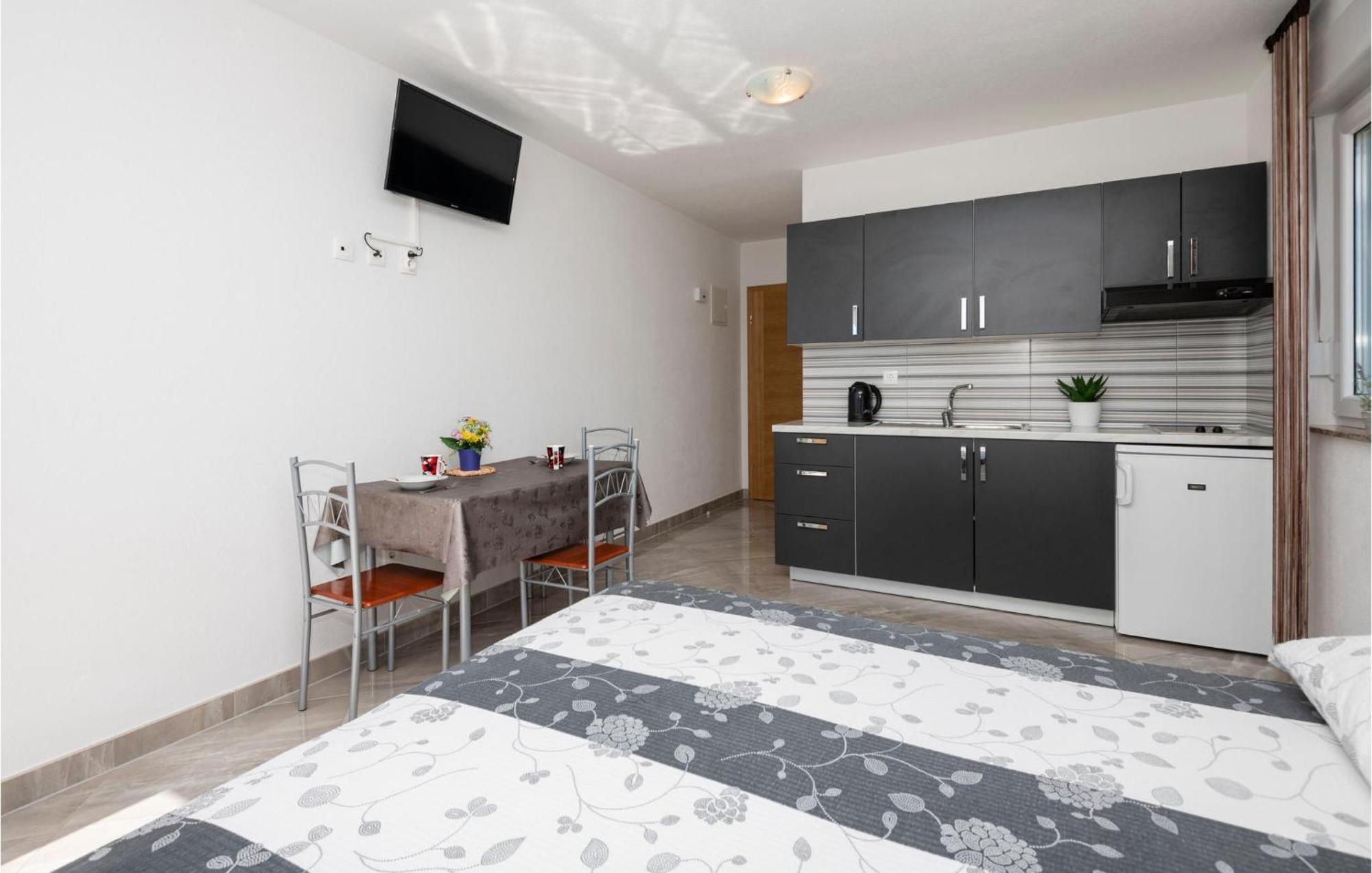 Stunning Apartment In Krvavica With Kitchen Exterior foto