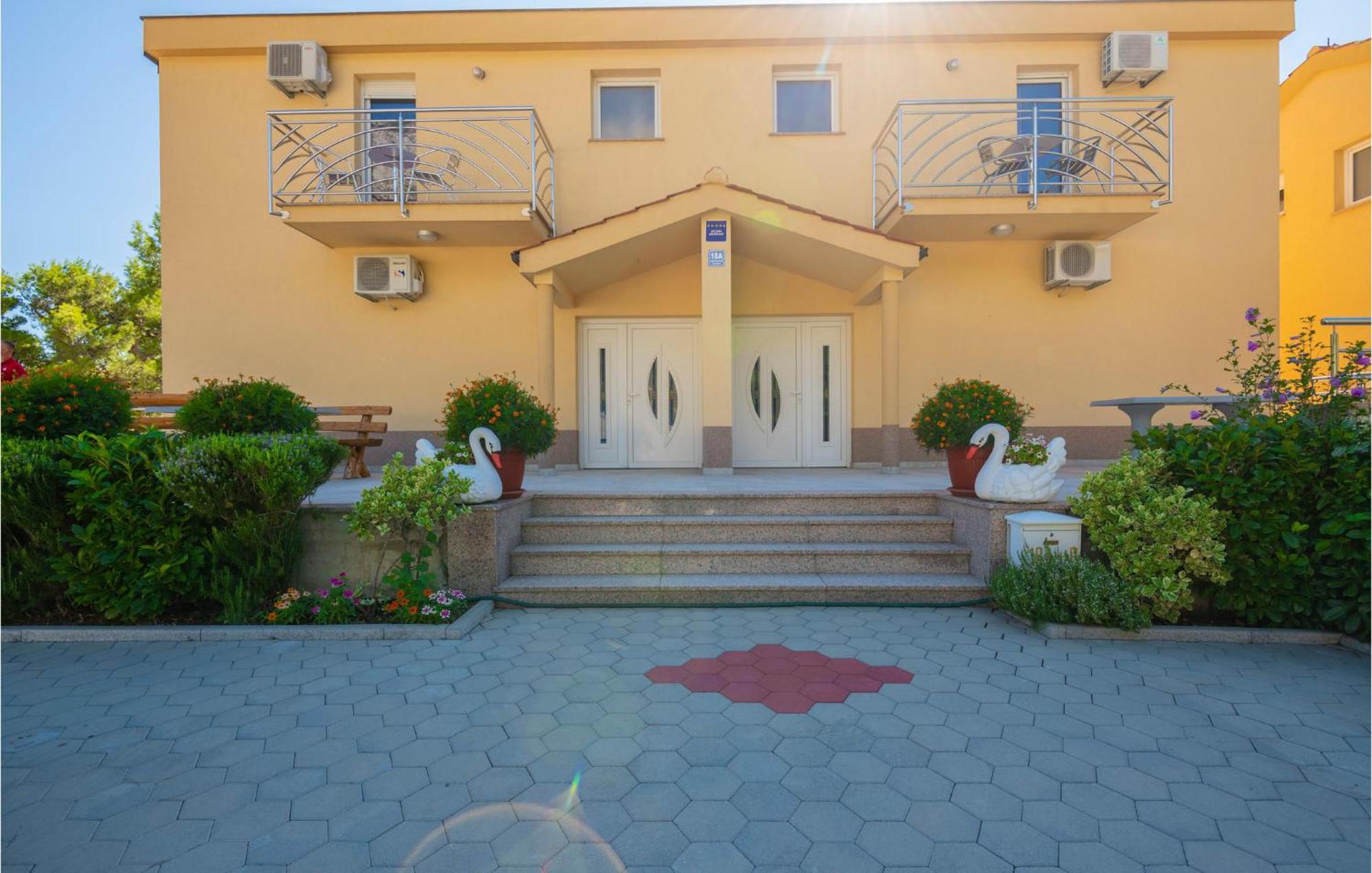 Stunning Apartment In Krvavica With Kitchen Exterior foto